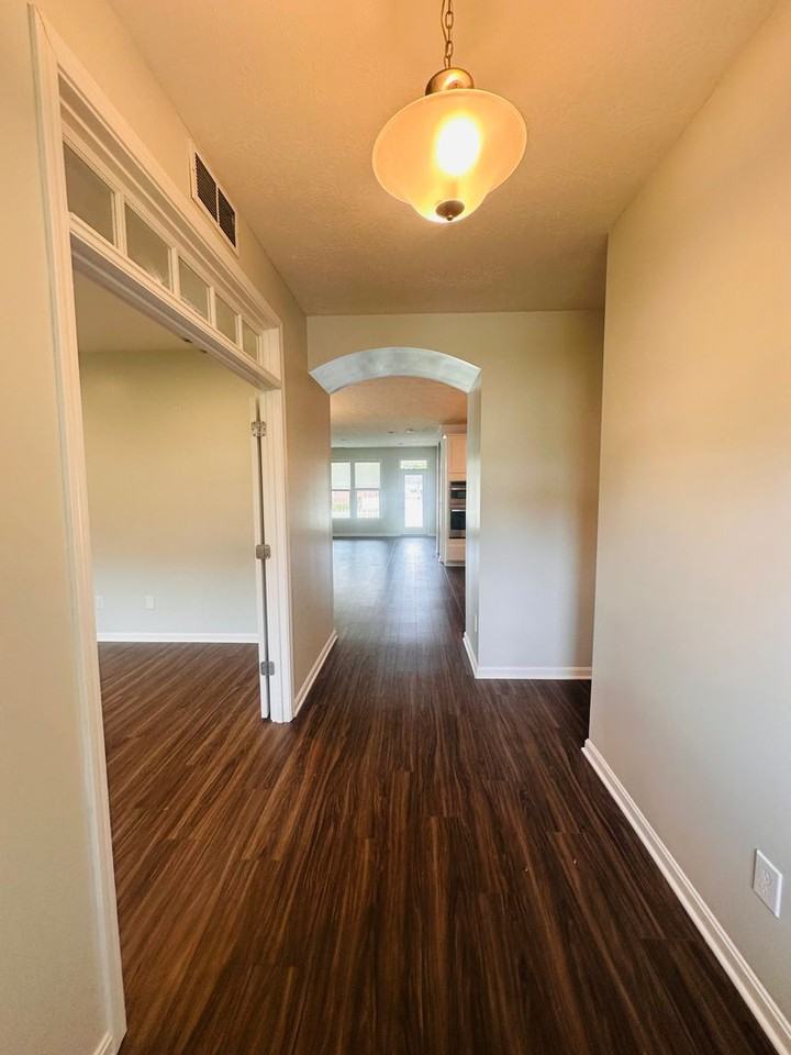546 Williamsburg Dr - Photo 2 of 39