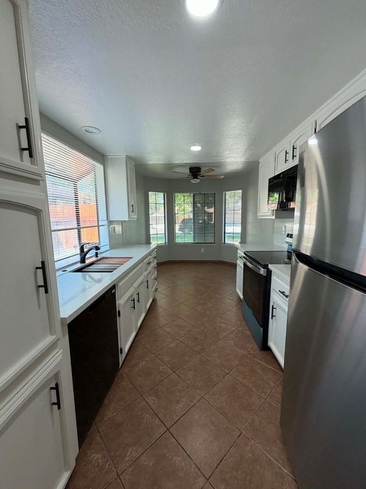 2808 Canyon Dr - Photo 5 of 39