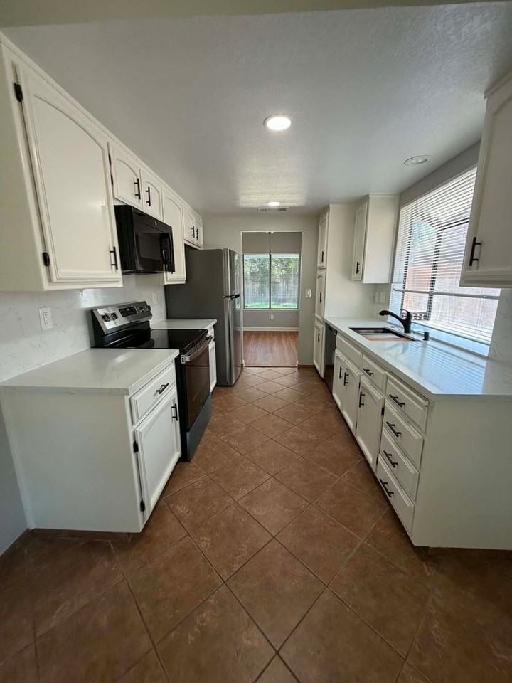 2808 Canyon Dr - Photo 7 of 39