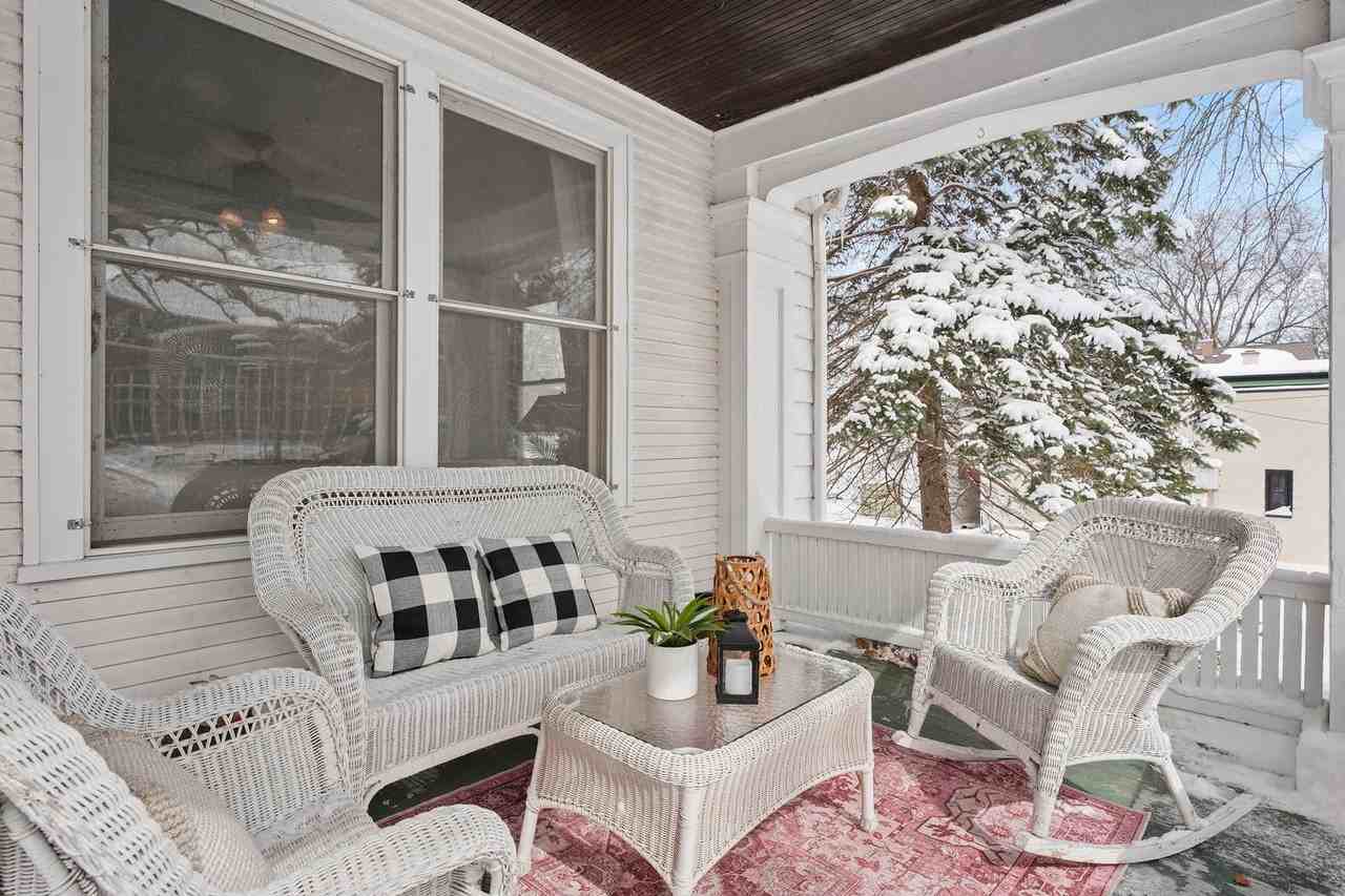 318 W Lakeside St - Photo 4 of 50