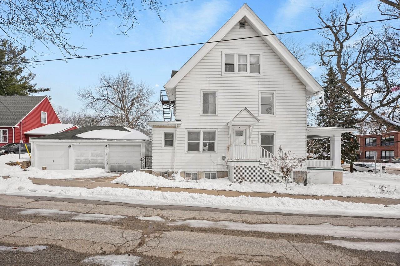 318 W Lakeside St - Photo 6 of 50