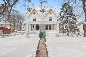 featured image of 318 W Lakeside St
