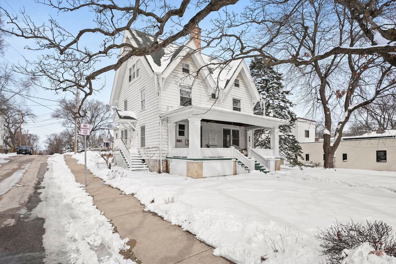318 W Lakeside St - Photo 2 of 50