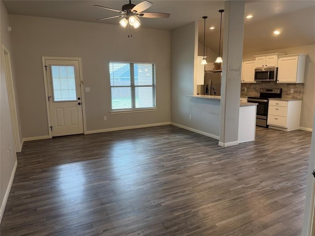 1639 Sweetwater Ln - Photo 2 of 13