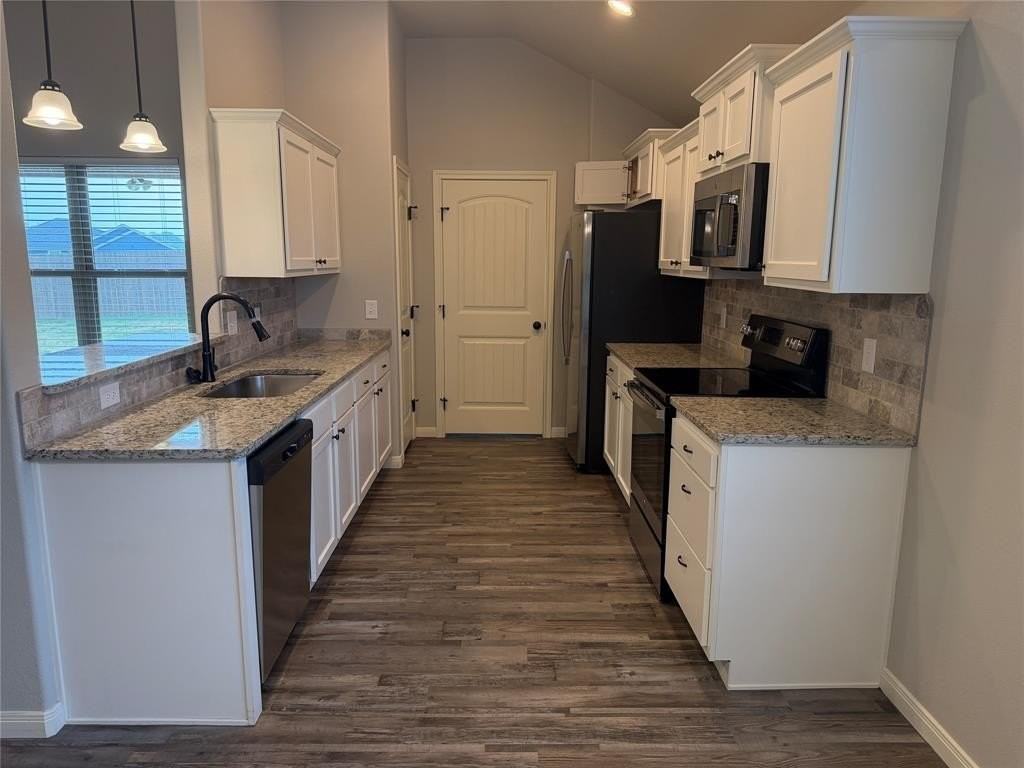1639 Sweetwater Ln - Photo 4 of 13