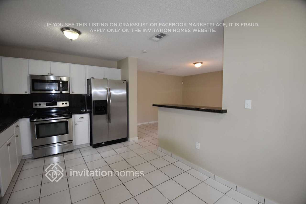 621 Sw 176th Ave - Photo 3 of 8