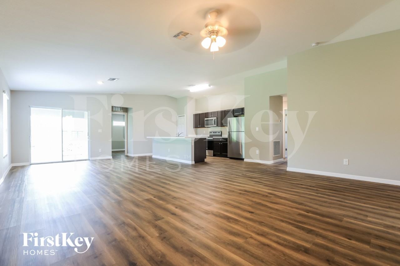 1235 Desmond St - Photo 2 of 16