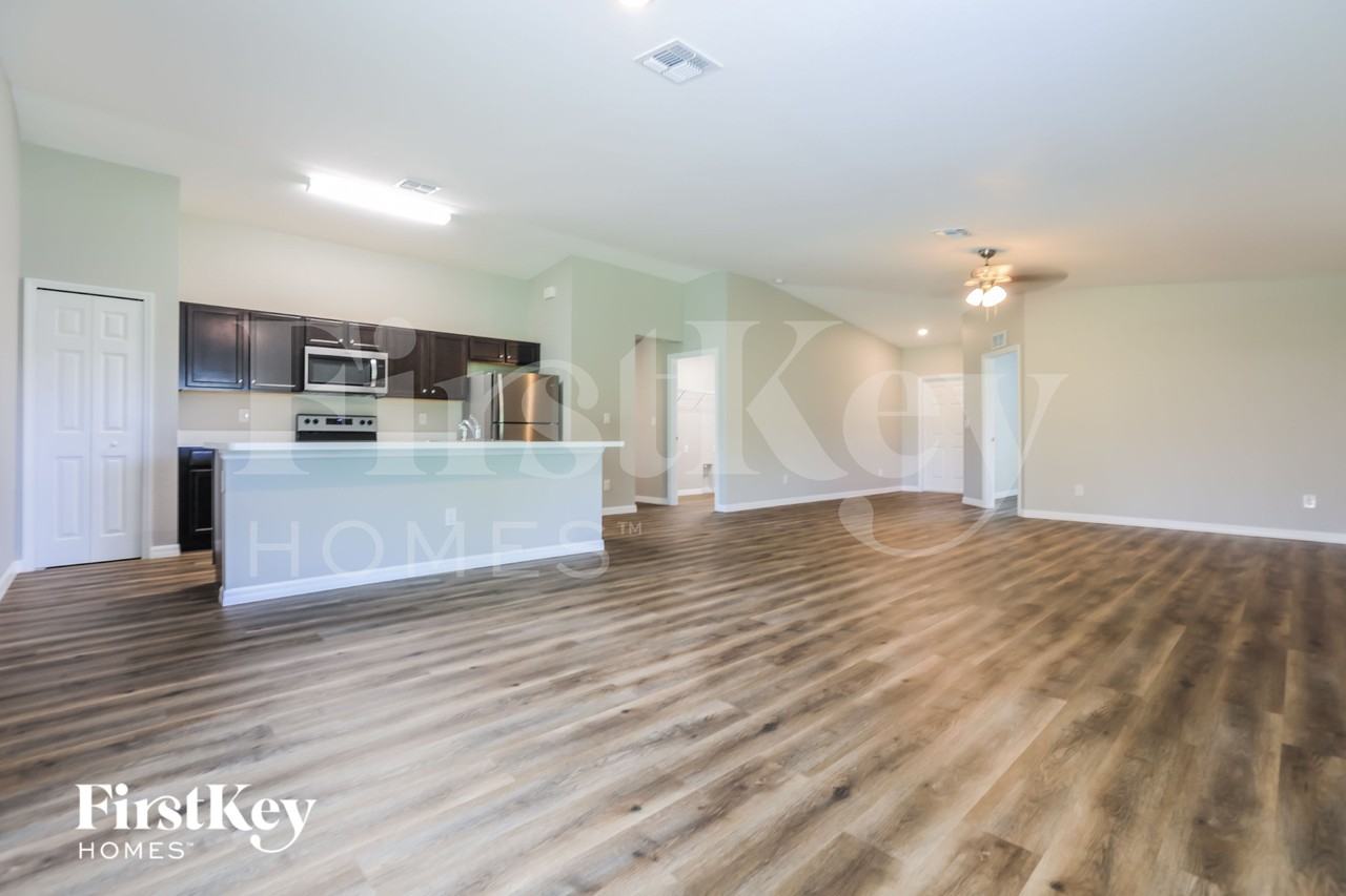 1235 Desmond St - Photo 3 of 16