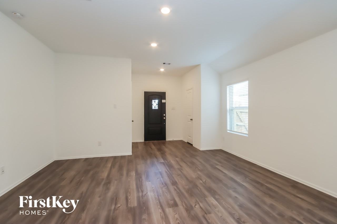 19100 Cicerone Ct - Photo 3 of 15