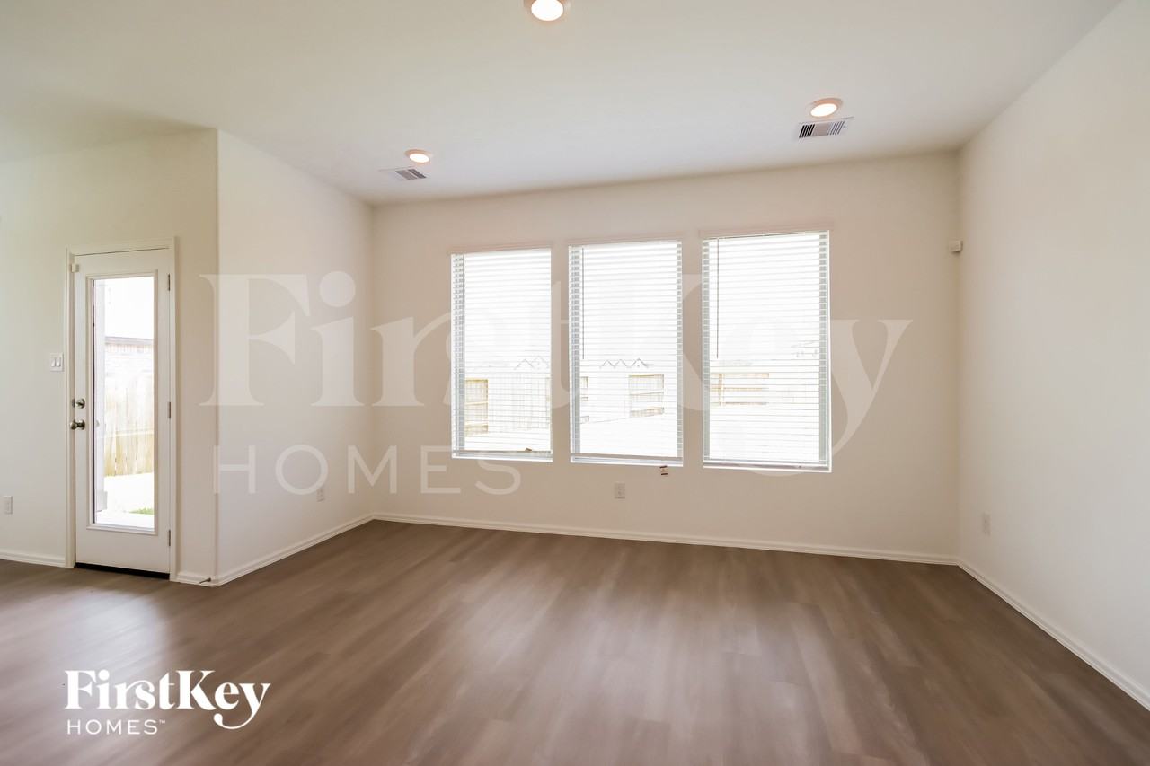 23709 Pagliano Ct - Photo 3 of 16