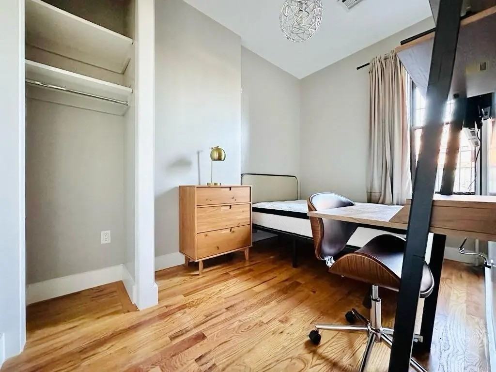 Private Bedroom in 7 Bedroom/3 Bathroom Home - Photo 2 of 10