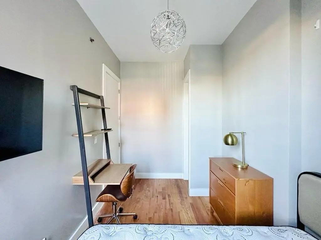 Private Bedroom in 7 Bedroom/3 Bathroom Home - Photo 3 of 10