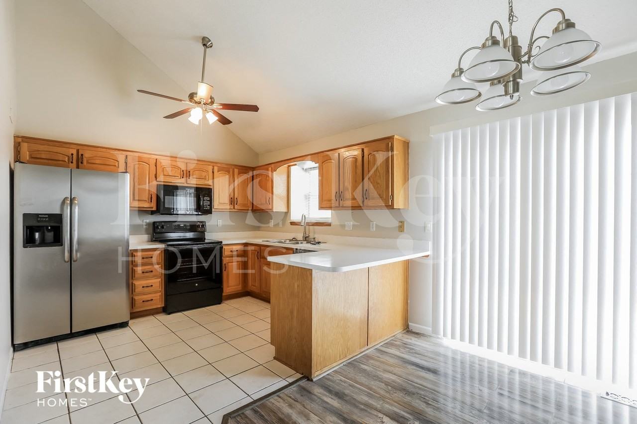 1603 Johnston Dr - Photo 5 of 15