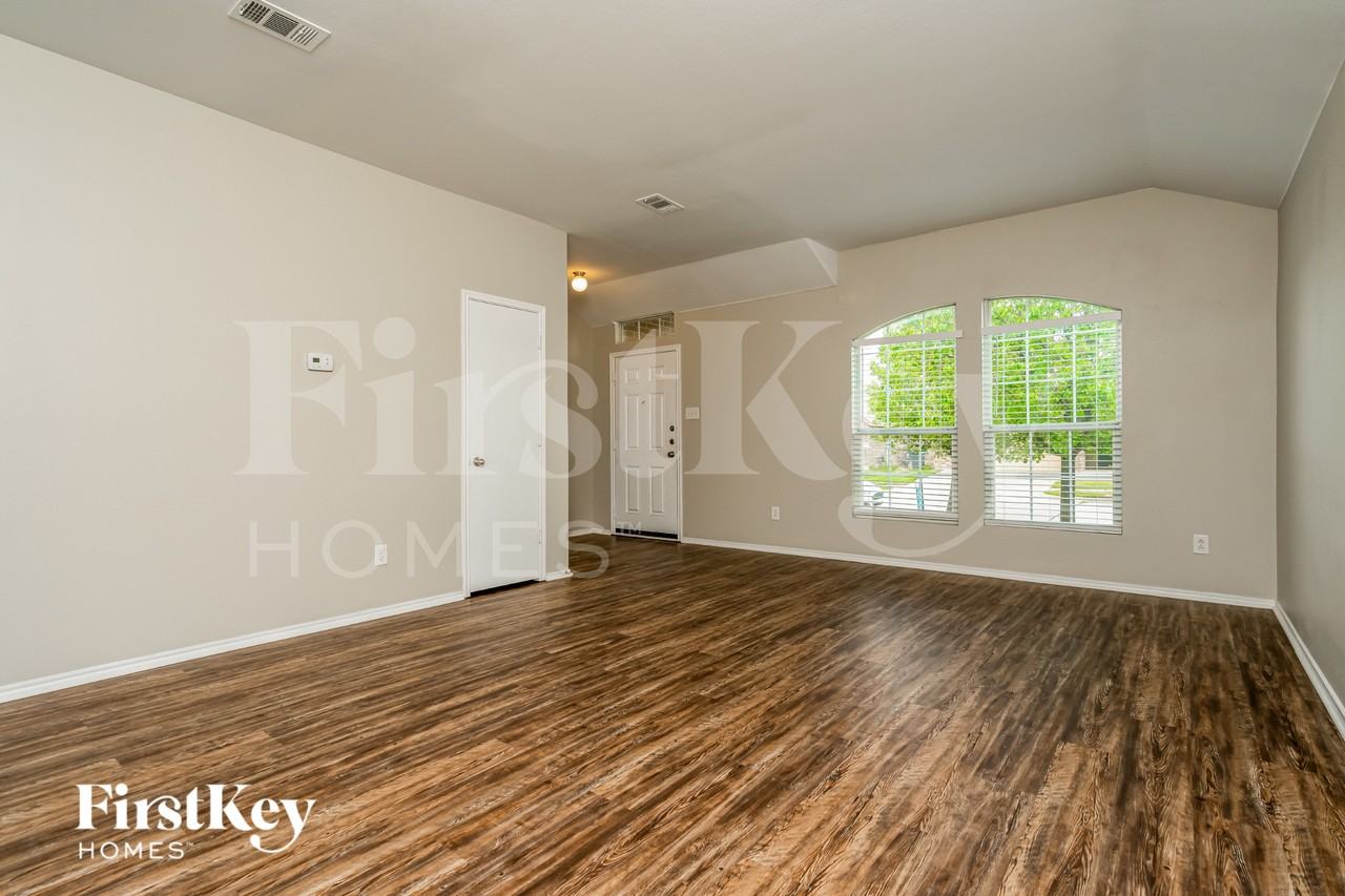 3908 Windy Point Dr - Photo 2 of 16