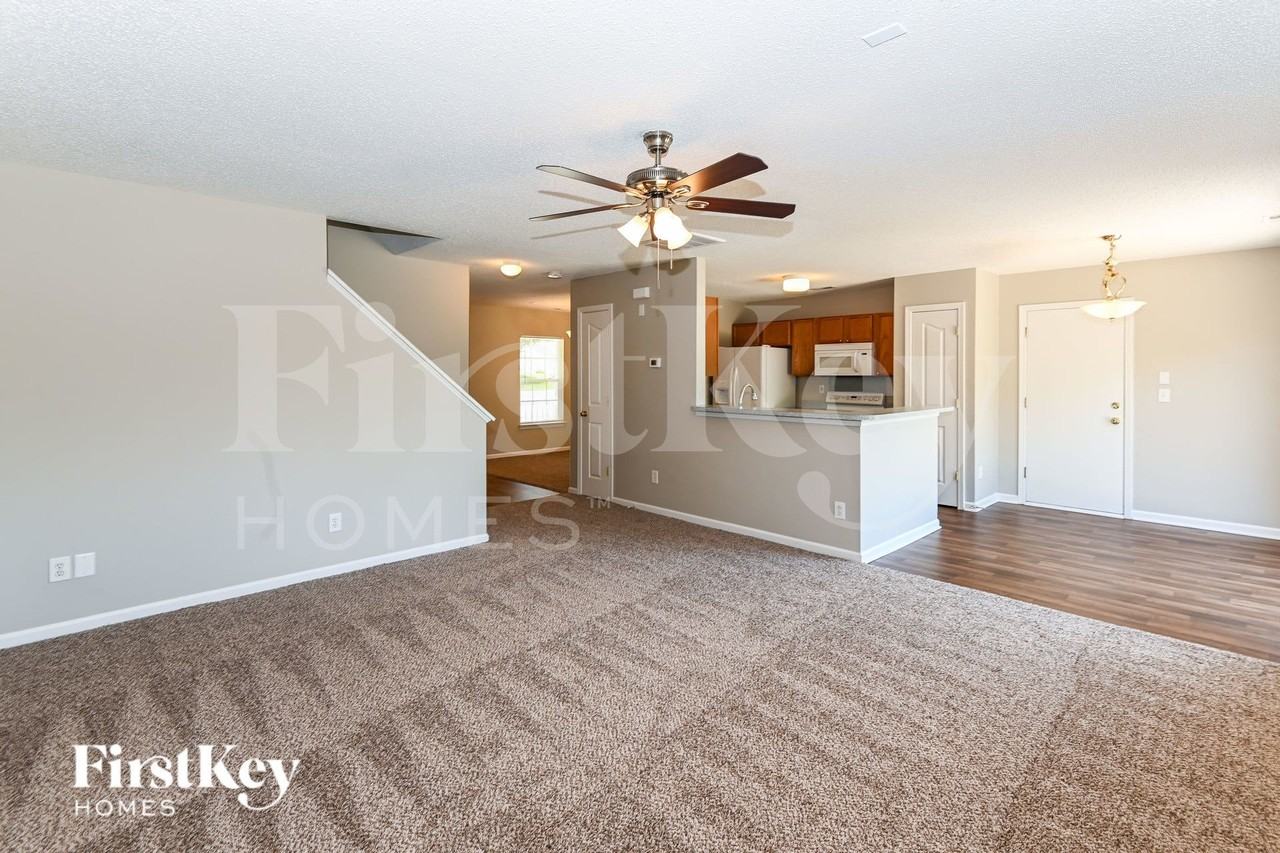 8121 Chatham Oaks Dr - Photo 2 of 15
