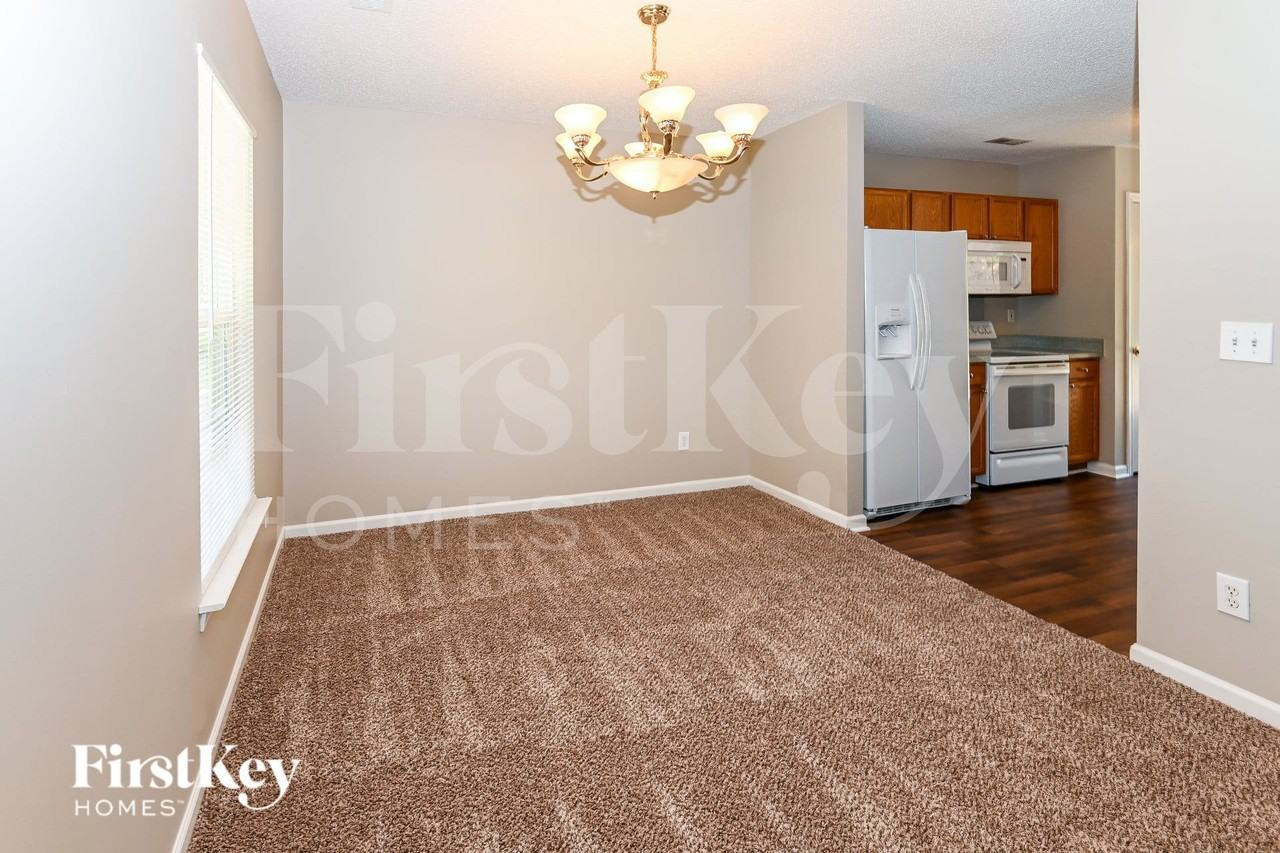 8121 Chatham Oaks Dr - Photo 4 of 15