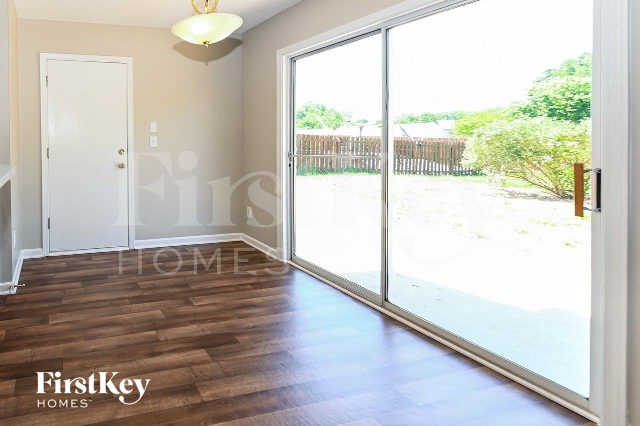 8121 Chatham Oaks Dr - Photo 5 of 15