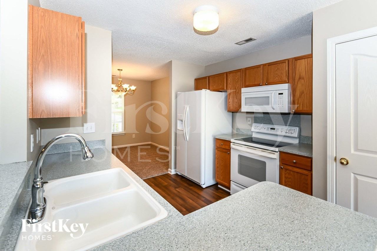 8121 Chatham Oaks Dr - Photo 6 of 15