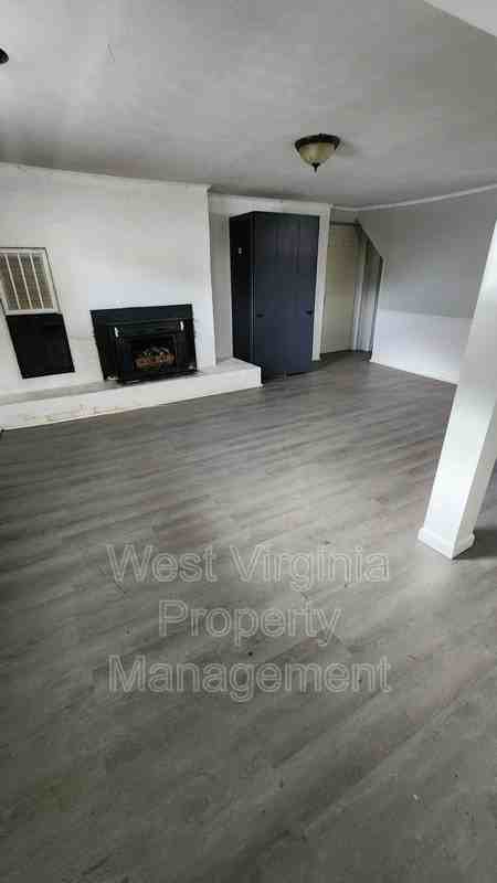 132 South Hill St. - Photo 3 of 10