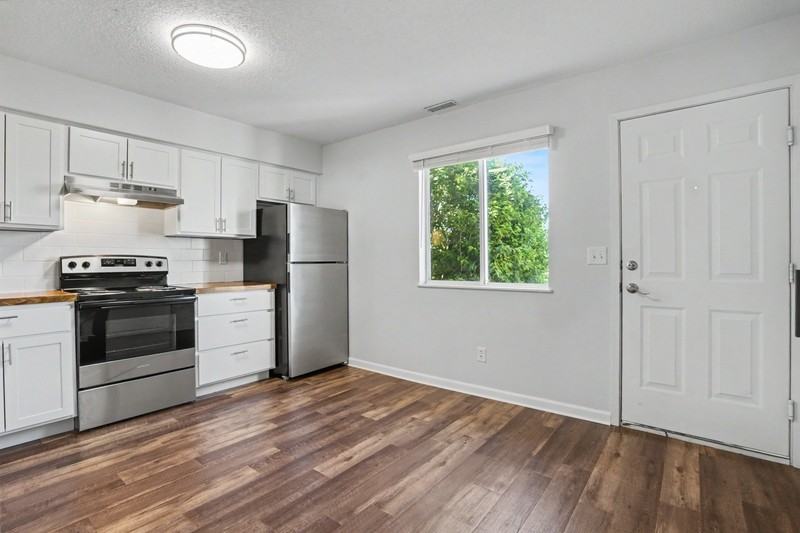 406 E 15th St - Photo 6 of 27