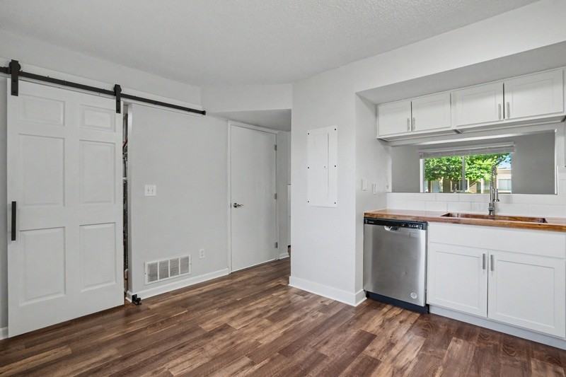 406 E 15th St - Photo 5 of 27