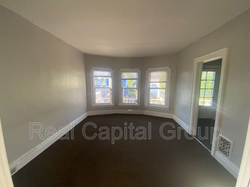 408 Woodlawn Ave #2 - Photo 3 of 17