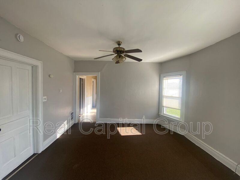 408 Woodlawn Ave #2 - Photo 4 of 17