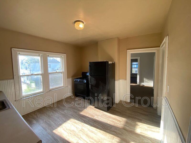 408 Woodlawn Ave #2 - Photo 6 of 17