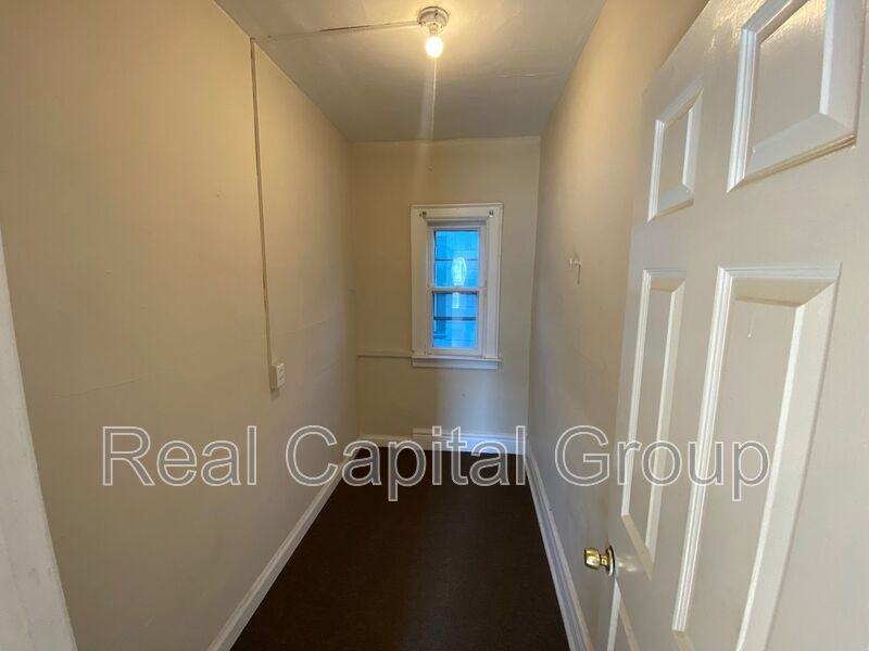 408 Woodlawn Ave #2 - Photo 7 of 17