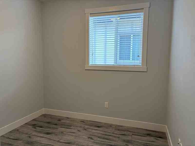 1025 Stockwell Ave #3 - Photo 4 of 22