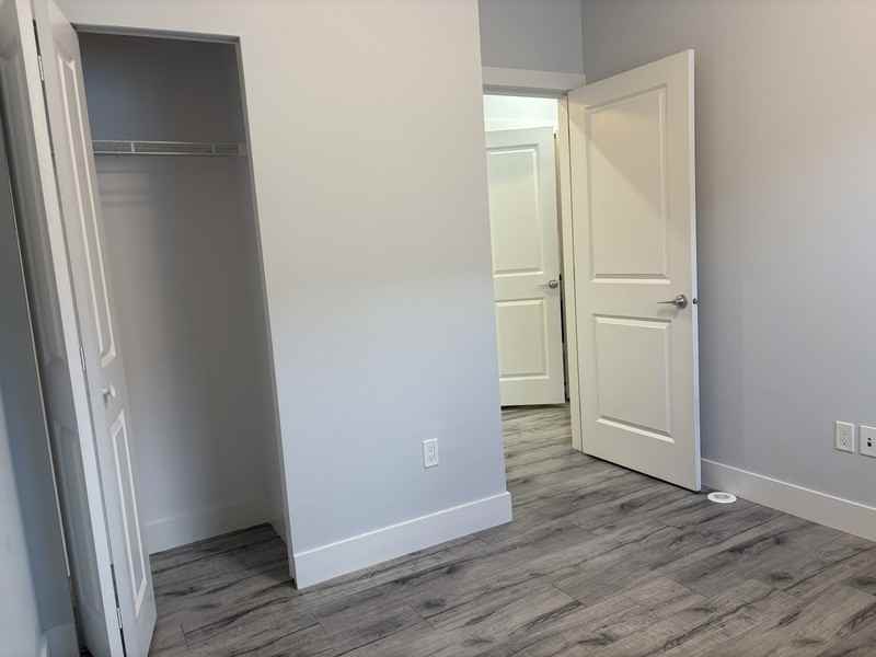 1025 Stockwell Ave #3 - Photo 5 of 22