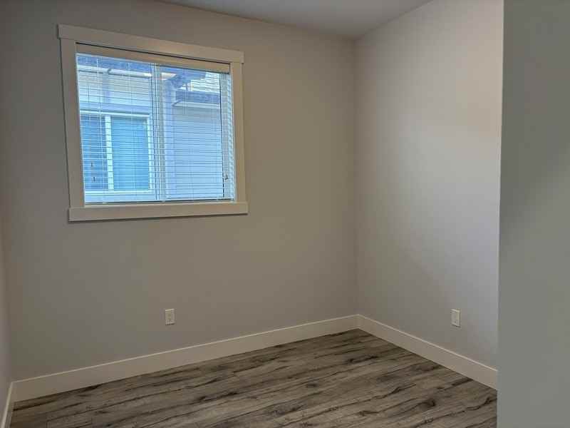 1025 Stockwell Ave #3 - Photo 6 of 22