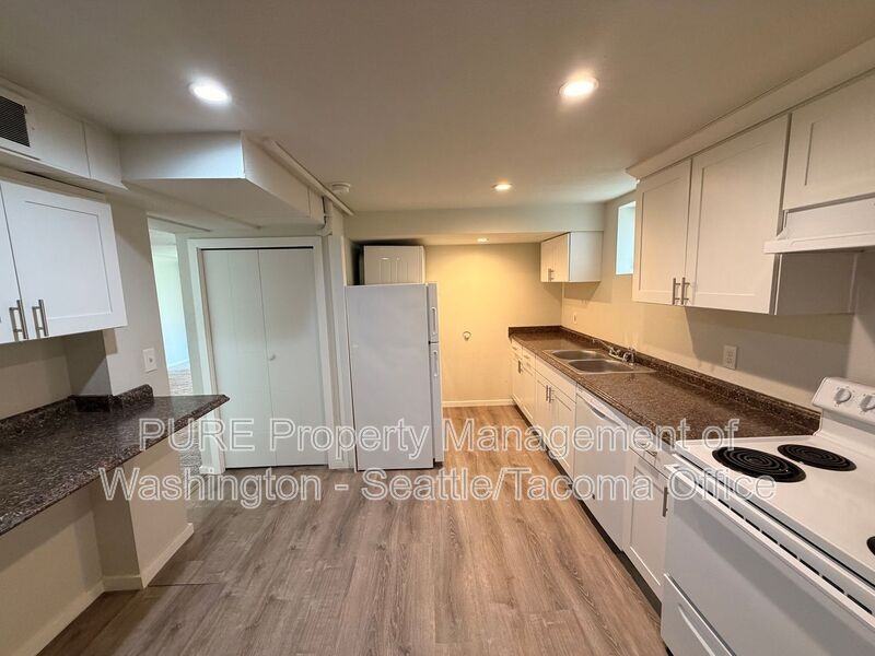 6217 S Huson St #B - Photo 4 of 15