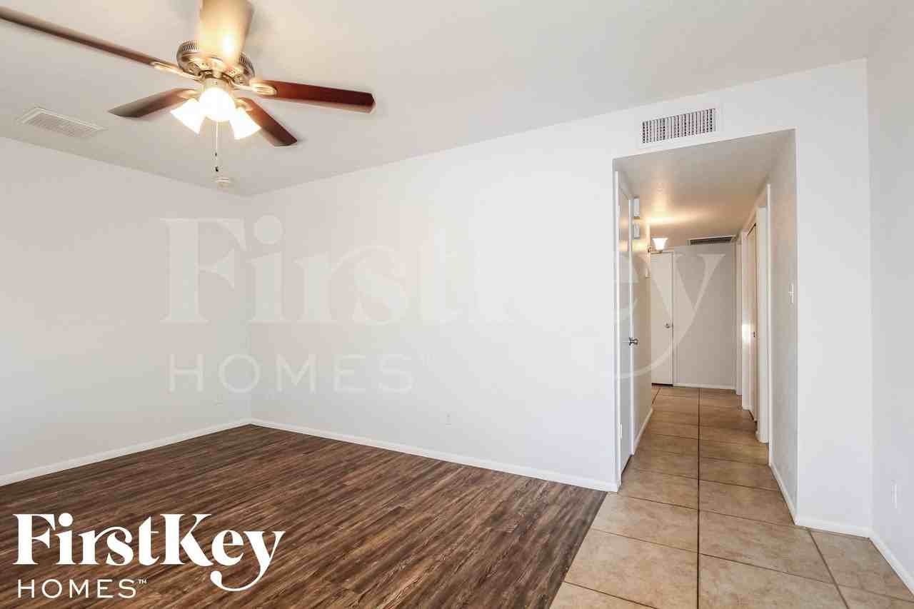 1708 W Behrend Dr - Photo 2 of 15