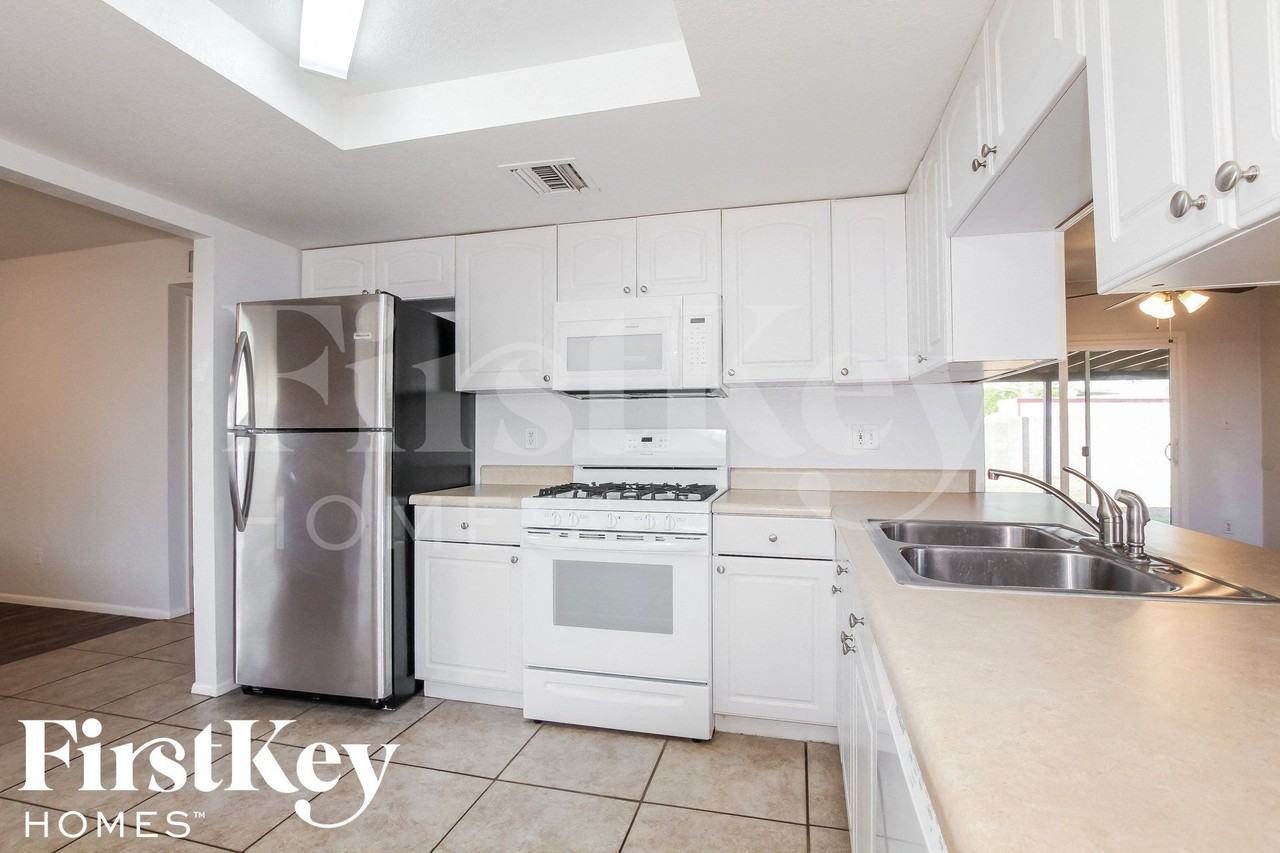 1708 W Behrend Dr - Photo 5 of 15