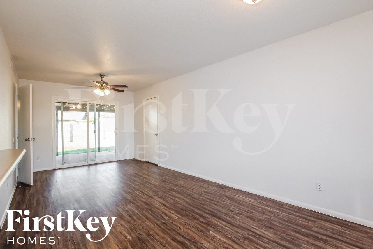 1708 W Behrend Dr - Photo 6 of 15