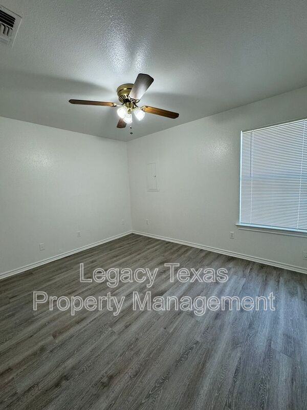 701 Miracle Ln #E - Photo 3 of 12