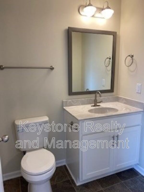 313 Jennifer St - Photo 5 of 9
