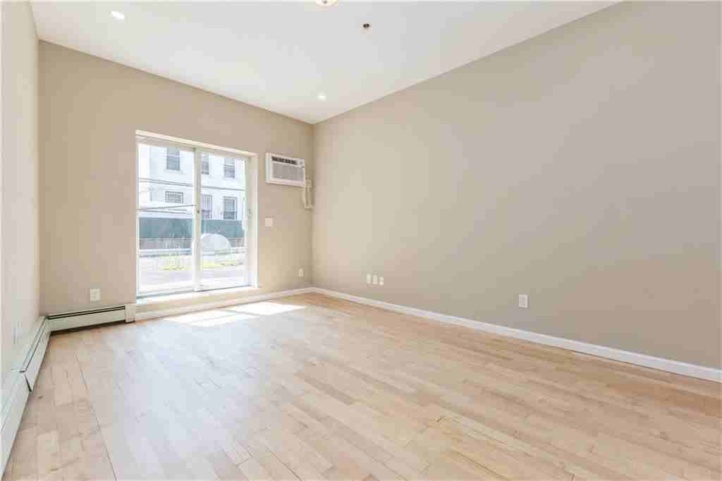 1570 W 10th St - Photo 4 of 13
