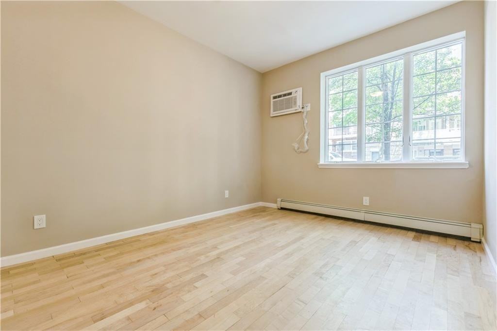 1570 W 10th St - Photo 5 of 13