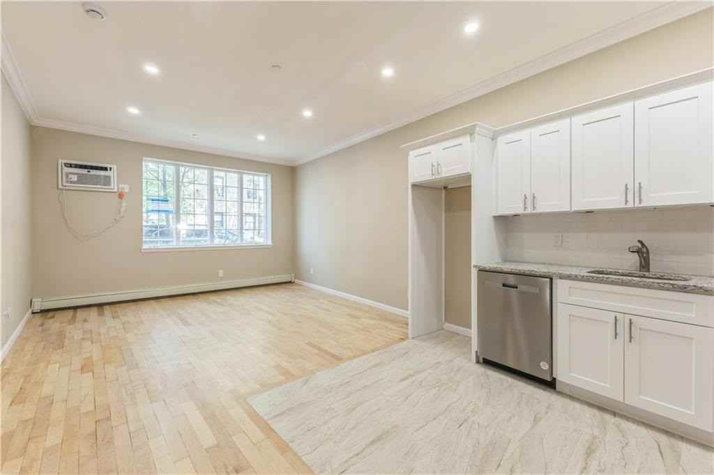 1570 W 10th St - Photo 7 of 13