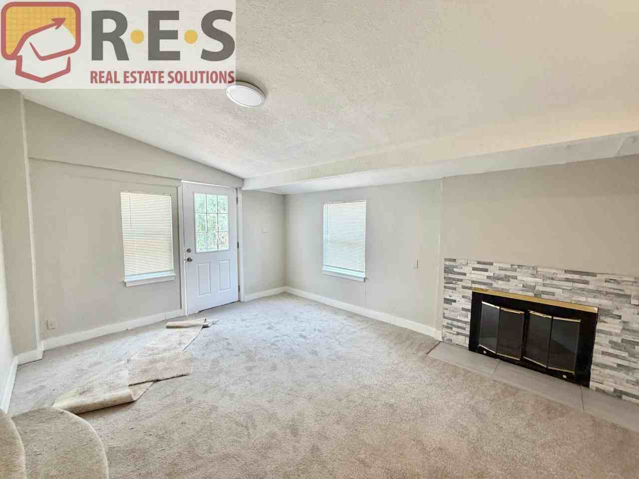 988 Yates St - Photo 3 of 14