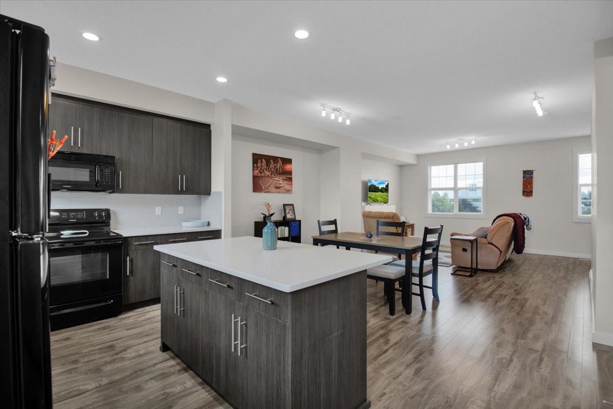 8530 94 St - Photo 3 of 37