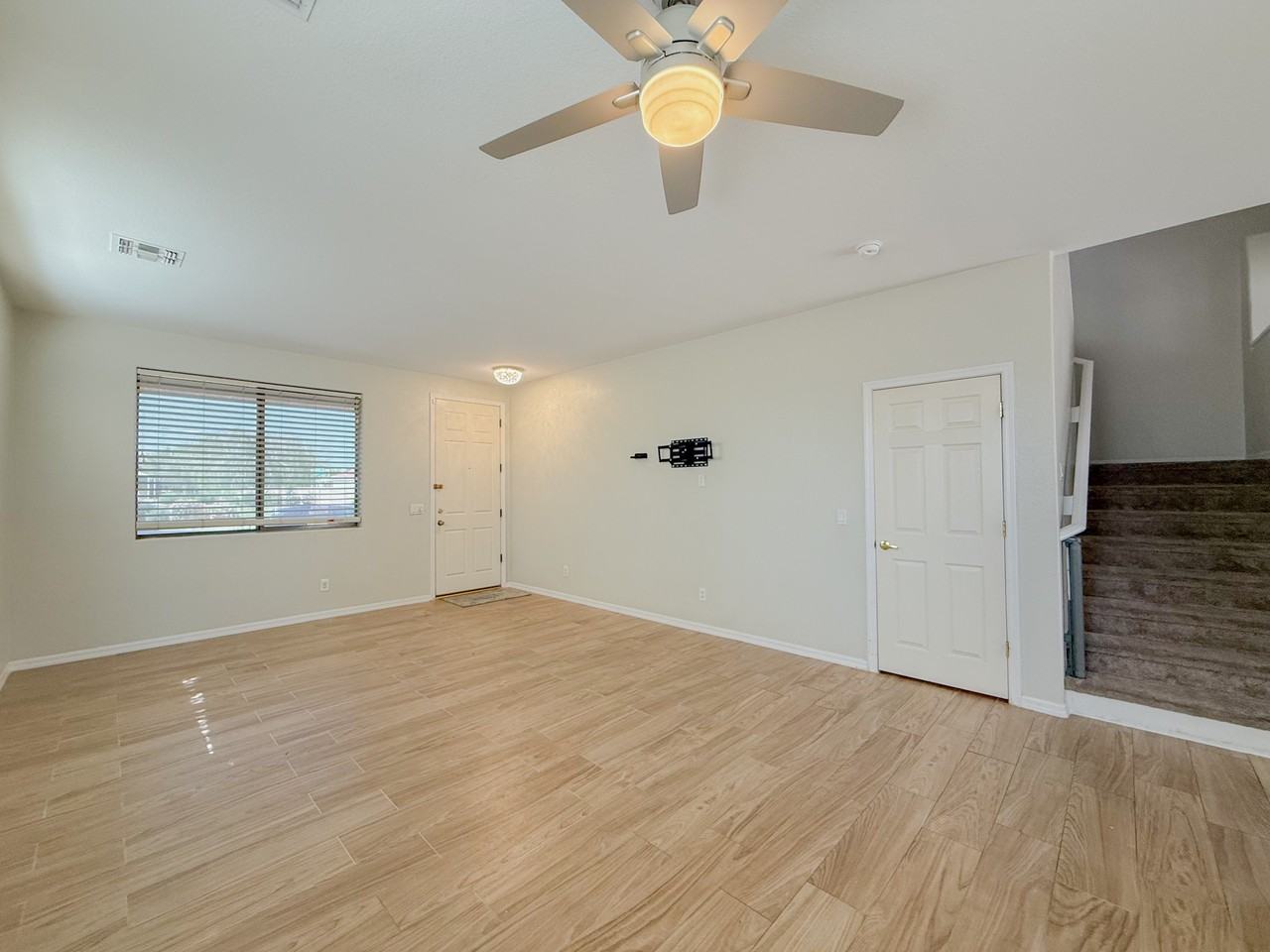 14385 W Verde Ln - Photo 5 of 36