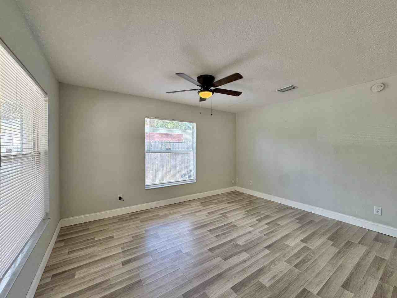 3212 E Emma St - Photo 6 of 39