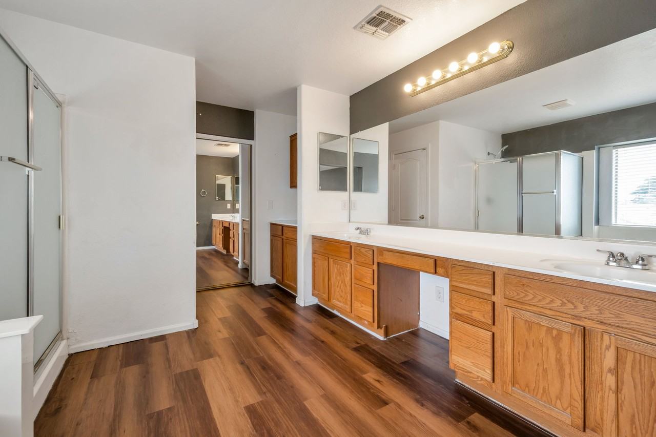 629 E Saddle Way - Photo 2 of 30