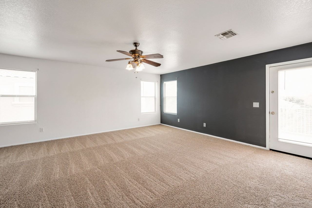 629 E Saddle Way - Photo 4 of 30