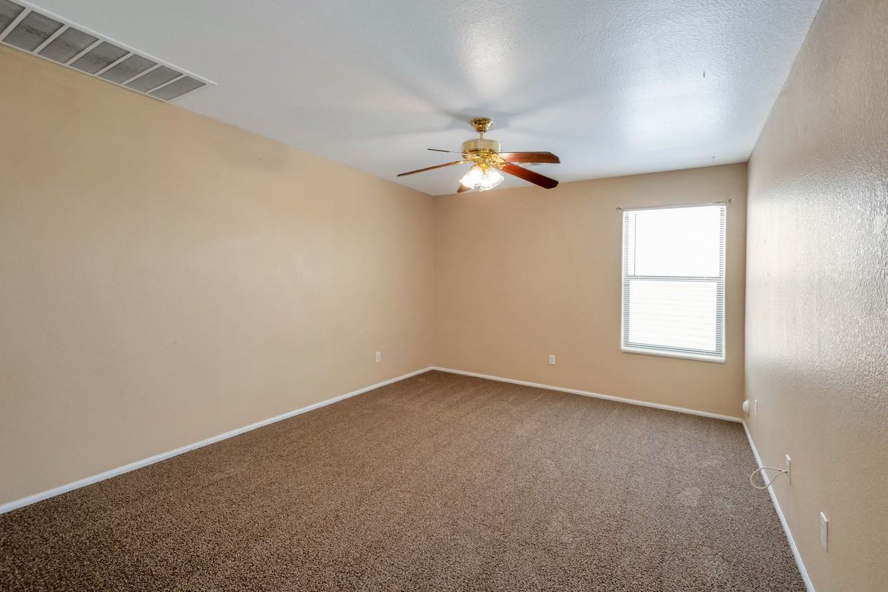 629 E Saddle Way - Photo 7 of 30