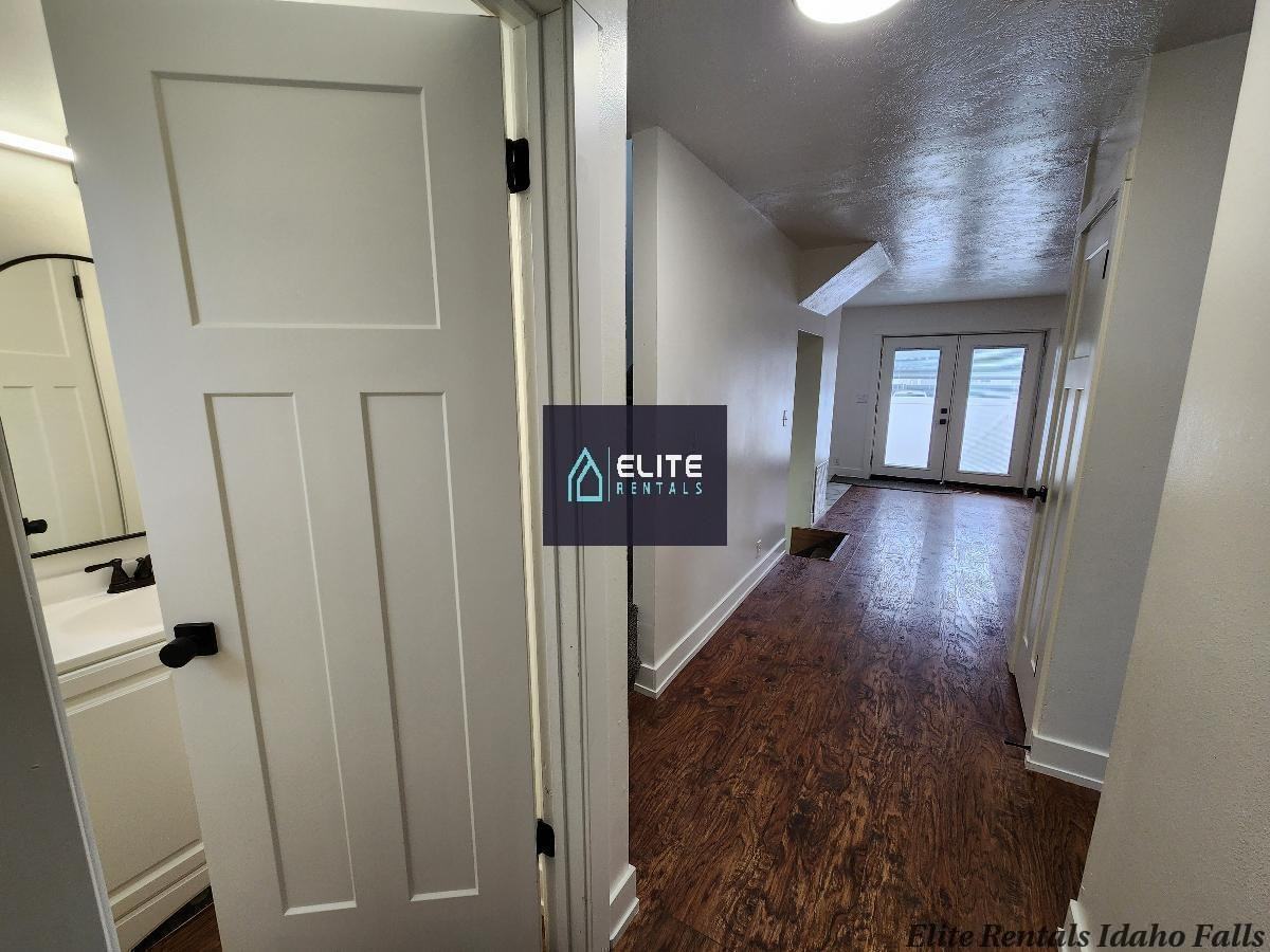 1528 Falcon Dr - Photo 5 of 25