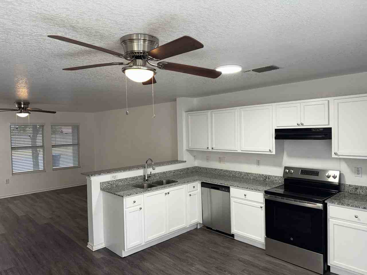 7238 Azalea Sq - Photo 5 of 17